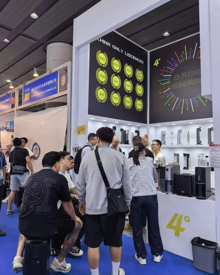 Visitors at the 4° booth on the opening days